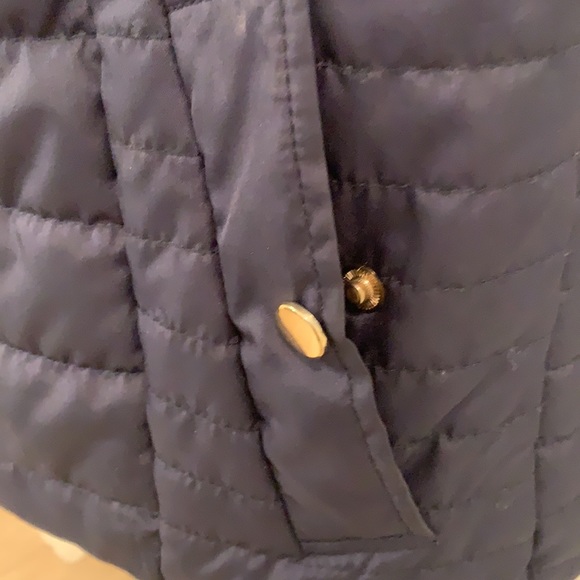 🐇 Ellen Tracy Navy Blue Puffer Vest Size Medium Fits Like a Small - Picture 5 of 6